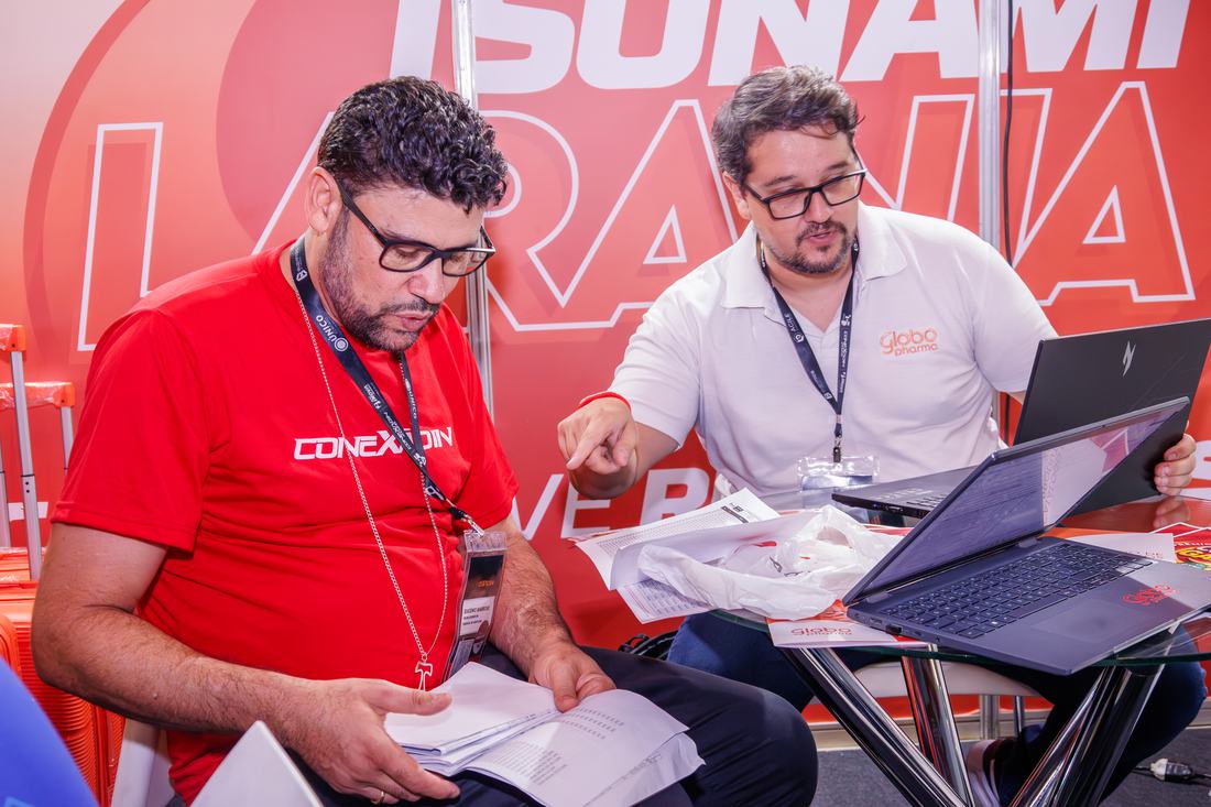 Negociação no estande durante o Conexão IN 2026
