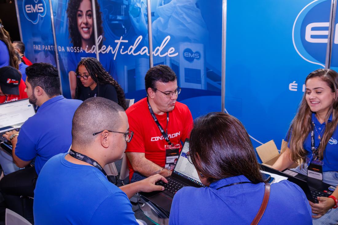 Licenciado fechando pedido no estande da EMS
