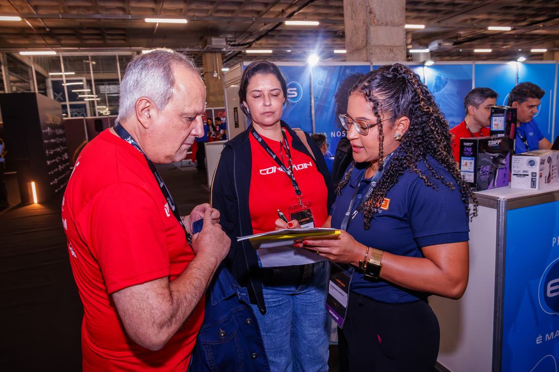 Licenciados conversando com representante de indústria